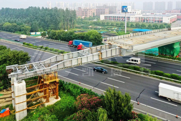 步履式智能頂推液壓系統用于鋼箱梁跨高速公路同步頂推