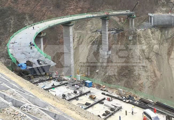 步履式智能頂推液壓系統用于鋼箱梁匝道同步頂推