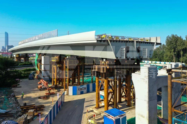 步履式智能頂推液壓系統用于鋼箱梁跨高速公路同步頂推
