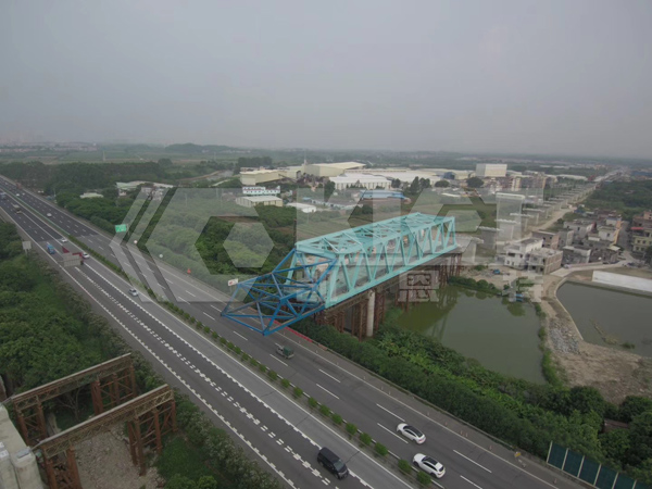 步履式智能頂推液壓系統用于鋼箱梁跨高速公路同步頂推