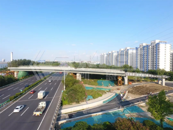 步履式智能頂推液壓系統用于鋼箱梁跨高速公路同步頂推