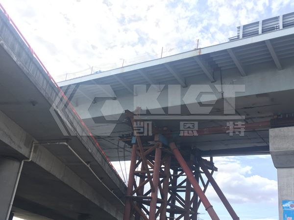 步履式智能頂推液壓系統用于跨公路鋼箱梁同步頂推
