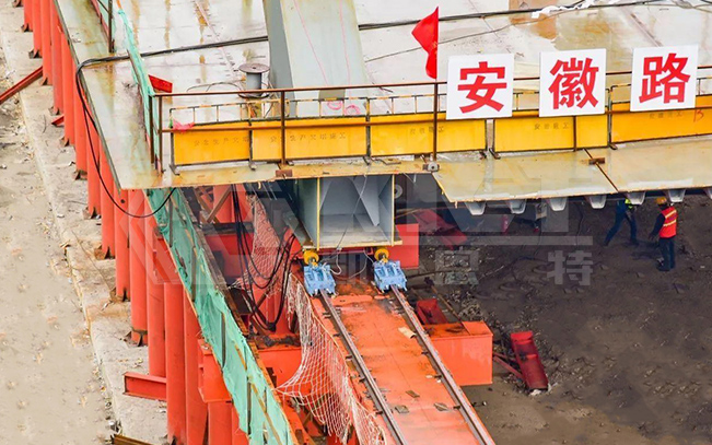 夾軌式同步頂推液壓系統大型鋼構頂推應用