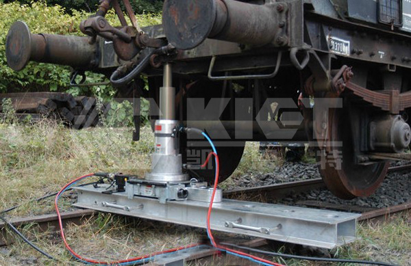 機車復軌液壓系統用于機車脫軌后頂升復軌