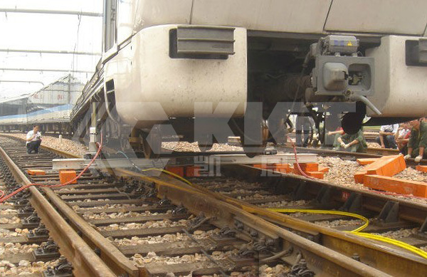 機車復軌液壓系統用于機車脫軌后頂升復軌