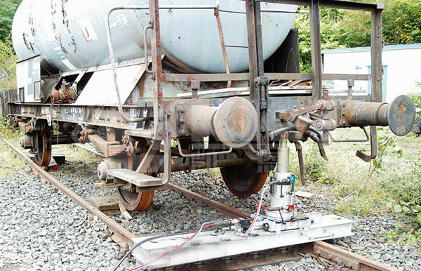 機車復軌液壓系統用于機車脫軌后頂升復軌
