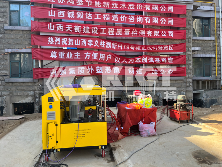 高層建筑頂升糾偏施工現(xiàn)場(chǎng)