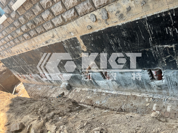 高層建筑頂升糾偏施工現(xiàn)場(chǎng)
