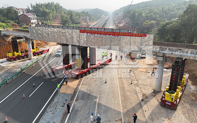 采用逐級墊高頂升設備配套SPMT模塊車 在京港澳高速湖南衡東段參與舊橋拆除