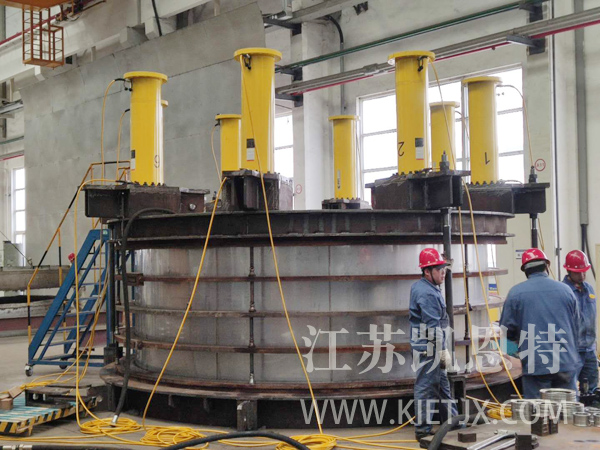 使用同步頂升液壓系統進行波紋管壓制現場