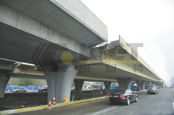 連續梁調坡現場