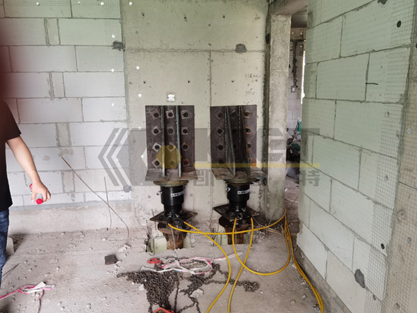 頂升點加裝鋼結構柱腳作為液壓千斤頂的接觸面
