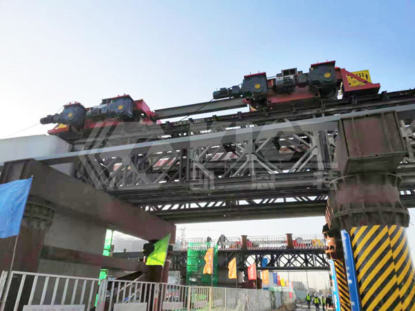 一組4臺三維調整液壓小車放置預定軌道