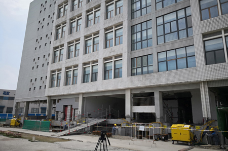 48點位同步頂升液壓系統應用于核電站辦公大樓糾偏
