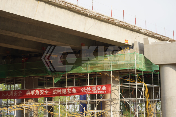 16臺液壓千斤頂同步頂升現場